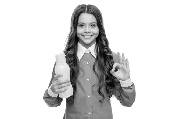 Happy girl show OK teken met geel plastic drinkwater fles, gezonde gewoonten — Stockfoto