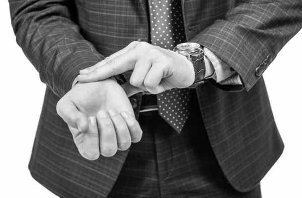 Muž oříznutý pohled umístit prsty na zápěstí měřit srdeční tep s hodinkami, tep. — Stock fotografie