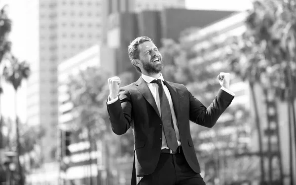 Hombre feliz hombre de negocios en traje y corbata roja celebrando el éxito del negocio expresar felicidad, emoción — Foto de Stock