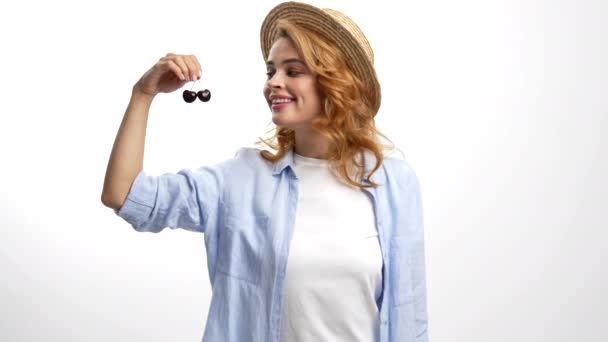 Schöner Geruch von frischen reifen Süßkirschen glücklich Frau im Strohhut beißt Beere, gesunde Ernährung — Stockvideo