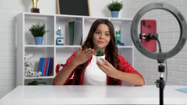 vlog yazarı çocuk kaktüs bitkisinden bahsediyor, video blogu