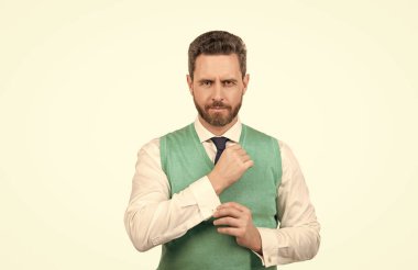 Gülümseyen sakallı zarif adam beyaz arka planda soyutlanmış, erkek modasında.