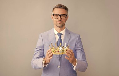 Kibir ve bencillik. Kendini beğenmişlik taslıyor. Kendine güvenen iş adamı