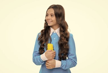 Sağlıklı bir dış görünüş içeriden başlar. Mutlu çocuk şişeyi beyazda izole etmiş. Sağlıklı su kaybı