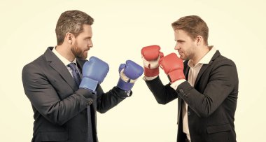 Boks eldivenli iki işadamı liderlik için savaşıyor.