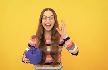 Mevsimlik satışlar. Gözlüklü, kutulu genç bir kız. Boks günü. hediye ve hediye al.