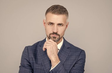 İş başarısı. Takım elbiseli başarılı bir adam. Erkek resmi moda. profesyonel CEO