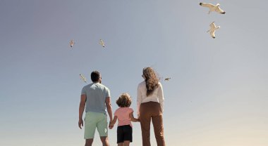 Özgürlük. Küçük çocukla mutlu bir aile. Anne, baba ve oğul birlikte rahatlayın. hayat sigortası