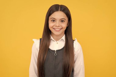 Sadece bilgi için öğren. Kız çocuk gülüşü sarı arka plan. İlkokul çocuğu. Resmi eğitim