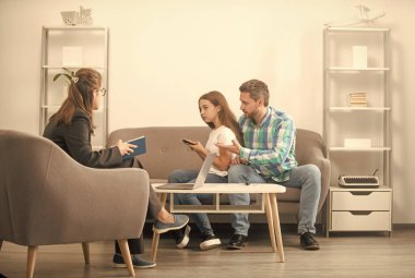 Yaşam koçu. Telefon bağımlılığı. Baba ve çocuk psikolog seansında. Aile terapisi