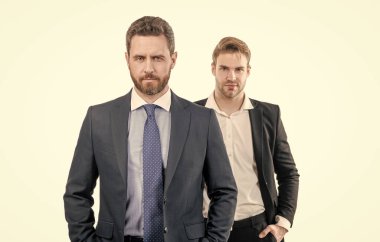 Formalite icabı iki adam. İş görüşmesindeki iş adamları. Patron ve çalışan. kendinden emin ortaklar.