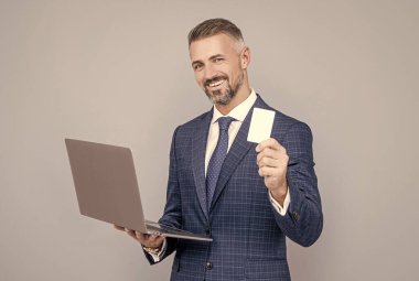 Evden alışveriş. Siber pazartesi. Çevik iş. ağ yöneticisi dizüstü bilgisayarı tut.