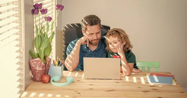 Çocuk özel öğretmeniyle ödev yapıyor. Webinar video dersi. dizüstü bilgisayarda online eğitim.