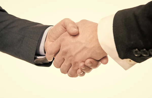 Erkekler başarılı iş anlaşmalarından sonra el sıkışıyor, tokalaşıyorlar. — Stok fotoğraf