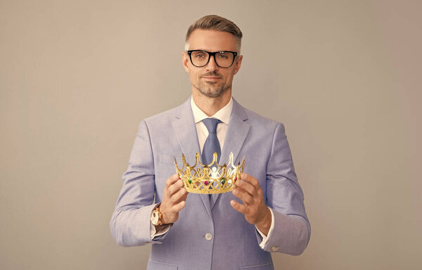 высокомерие и эгоизм. выражая самодовольство. уверенный в себе бизнесмен