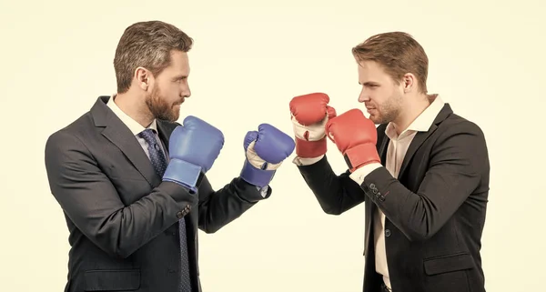 Dos hombres de negocios en guantes de boxeo luchan por el liderazgo aislado en la batalla blanca, corporativa —  Fotos de Stock