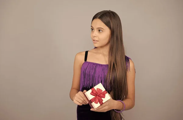 Место, где ты покупаешь эмоции. Девочка держит коробку подарков. Сувенирный магазин. Торговля и продажа — стоковое фото