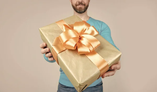 Настоящее или подарочная коробка крупным планом в руках обрезанного человека, избирательный фокус, скидка — стоковое фото