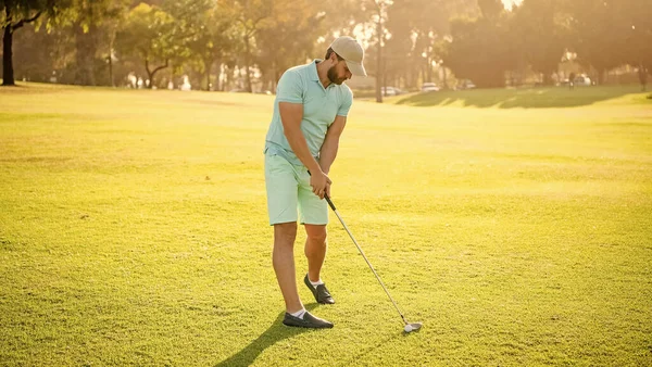 Golfer mit Mütze und Golfschläger. Menschen Lebensstil. Sportmann spielt Spiel auf grünem Rasen. — Stockfoto