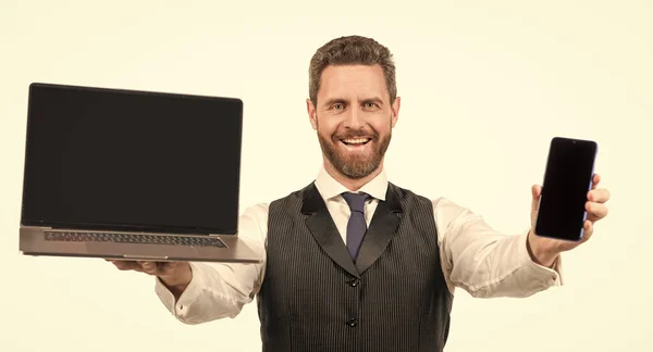 Glücklicher Mann präsentiert Laptop und Smartphone isoliert auf weißem Hintergrund, modernes Leben — Stockfoto