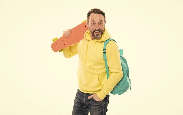 Överraskad man i gul hoody med skateboard. En vuxen skateboardåkare. man casual hipster stil — Stockfoto