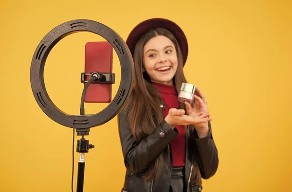 Ευτυχισμένη έφηβη χρησιμοποιεί selfie led. παιδί blogger ομορφιά. Παιδική ευτυχία. παιδί κάνει μακιγιάζ. — Φωτογραφία Αρχείου