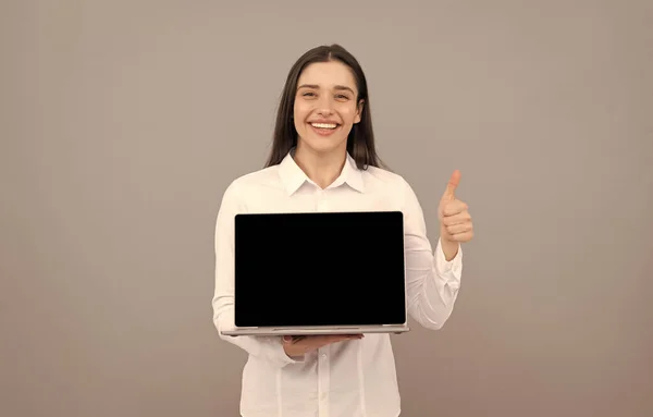 Prezentacja na komputerze. kierownik biura gotowy na wideokonferencję. szczęśliwy kobieta pokazując laptop — Zdjęcie stockowe