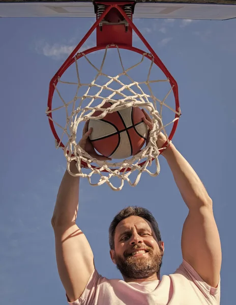 Hombre feliz jugador lanzar pelota de baloncesto a través de la cesta, ganar — Foto de Stock