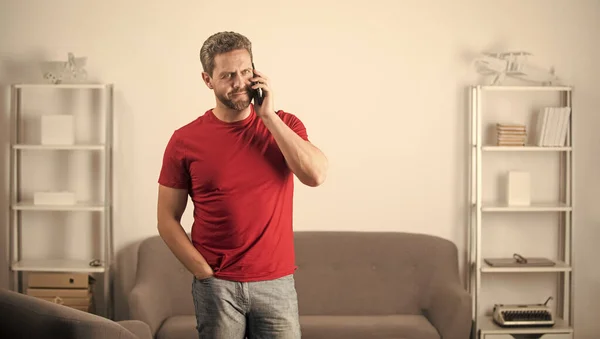 Reifer Mann telefoniert im Büroinnenraum, Kommunikation — Stockfoto