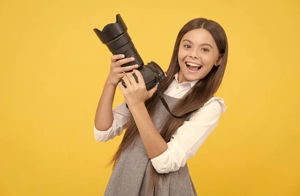 Czyste szczęście. hobby albo kariera. fotograf początkujący z nowoczesnym aparatem. — Zdjęcie stockowe