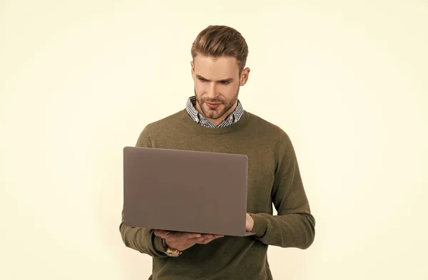 Hombre guapo hombre de negocios uso portátil aislado en blanco, videollamada —  Fotos de Stock