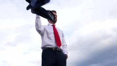 Formalite içinde olgun bir iş adamı. Arka planda ceket, iş hayatında.