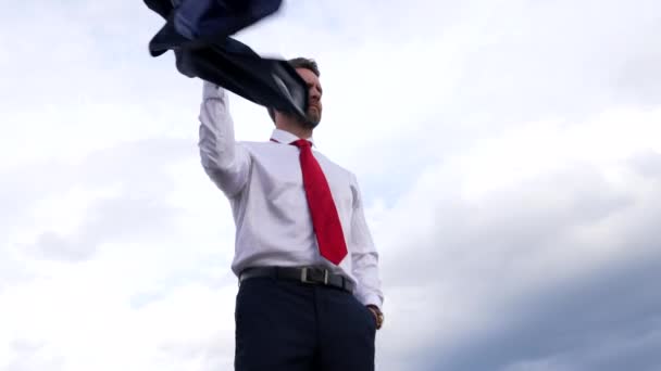 Ώριμος επιχειρηματίας με επίσημο ένδυμα hold jacket σε φόντο ουρανό, επιχείρηση — Αρχείο Βίντεο