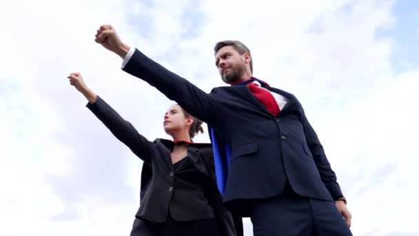 Empresarios en traje de superhéroe buenos socios de negocios en el cielo fondo, asociación — Vídeo de stock