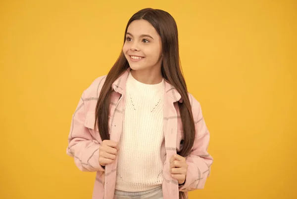 Feliz chica adolescente usar rosa camisa a cuadros, hipster —  Fotos de Stock