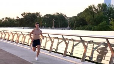 Sabah koşan kaslı atlet, koşuyor.