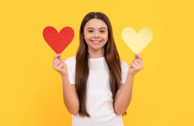 Sevgililer günün kutlu olsun. Sevgilim olur musun? Sarı arka planda genç bir kız. aşk hediyesi.