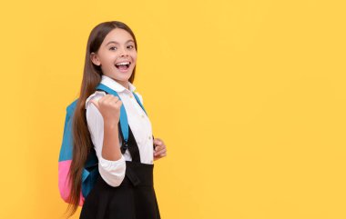 Bilgi günün kutlu olsun. Eğitim konsepti. Üniformalı uzun saçlı çocuk, boşluğu kopyala.