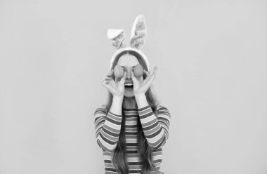 Şaşırmış tavşan çocuk. Mutlu Paskalyalar. Komik çocuk boyalı yumurtaları tutuyor. Genç kız tavşan..