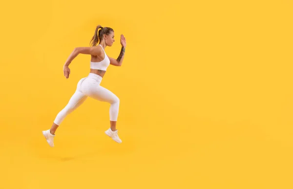 Sport girl runner corriendo con espacio de copia sobre fondo amarillo —  Fotos de Stock