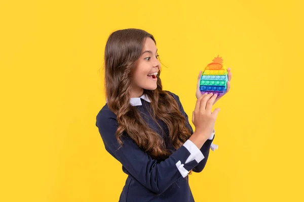 Gelukkig kind spelen met pop it siliconen zintuiglijke fidget spel, jeugd — Stockfoto