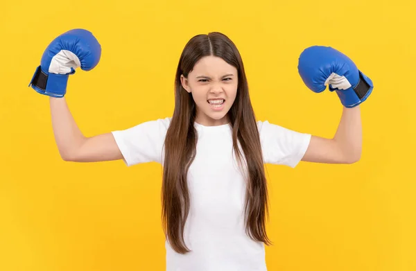 Starkes Kind in Boxhandschuhen auf gelbem Hintergrund — Stockfoto