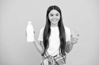 Mutlu çocuk bir bardak süt ya da yoğurt içecek, sağlık