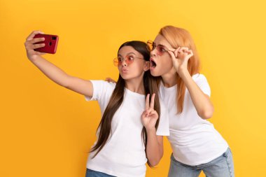 Modern hayat. mobil teknoloji. Görüntülü arama yapıyorum. anne ve kız vlogging.