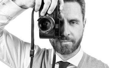 Fotoğraf çekiyordum. Erkek fotoğrafçı. İş adamı fotoğrafı. Adam fotoğraf makinesini tutuyor. Amatör ve profesyonel fotoğrafçılık. Çekimler beyaza izole edildi. Fotoşop. fotoğraf çalışması