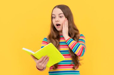 Şaşkın kız çocuğu okul kitabı sarı arka plan, eğitim