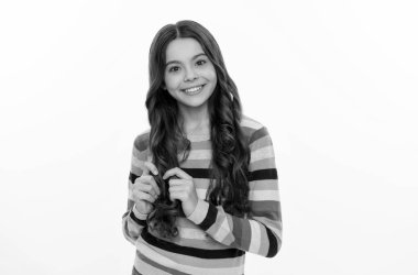 Mutlu kız çocuk gülümsemesi, uzun dalgalı esmer saçlar, beyaz saç stili.