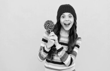 Şaşırmış çocuk lolipopu tatlı tutuyor, fotokopi odası, karamel dükkanı