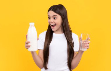 Süt ürünleri satan sürpriz bir çocuk. Genç kız süt içecek..