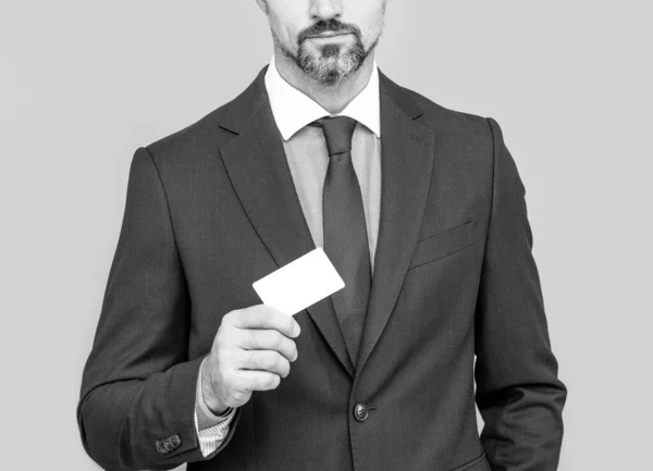 Üres műanyag cégnév kártya. a sikeres vezérigazgató egyszerű banki nyereségfizetést javasol. — Stock Fotó